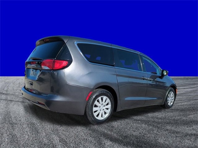 Used 2021 Chrysler Voyager L image 4