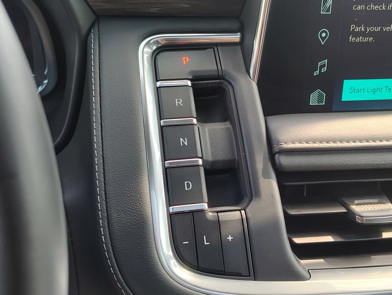 Used 2024 Chevrolet Suburban Z71 w/ Luxury Package AWD/4WD image 40