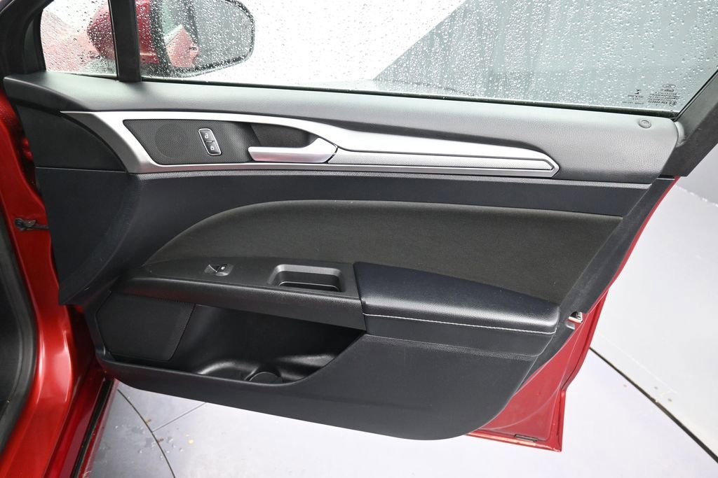 Used 2019 Ford Fusion SE FWD image 16