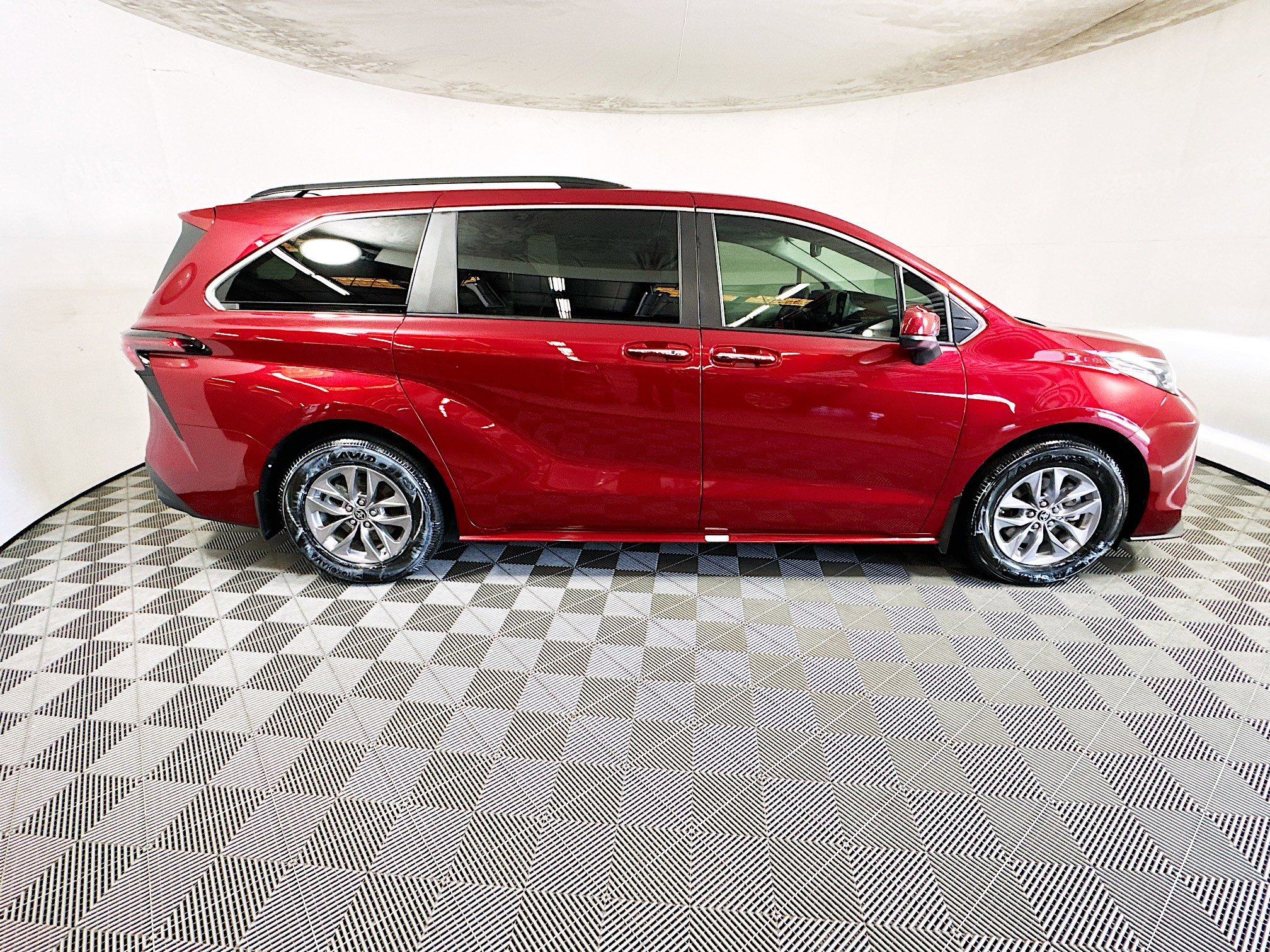 Used 2024 Toyota Sienna XLE FWD image 2