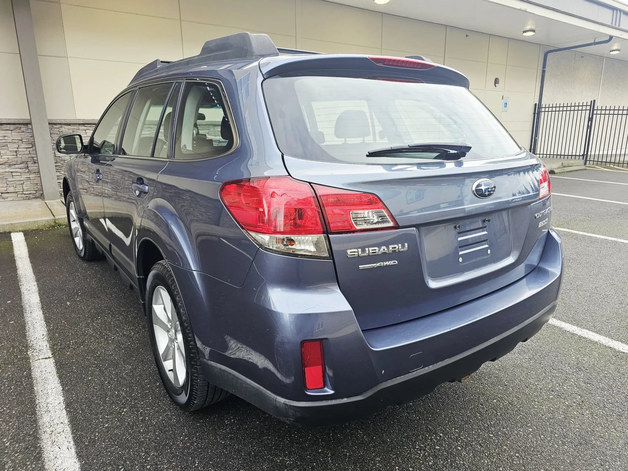Used 2014 Subaru Outback 2.5i w/ Alloy Wheel Package AWD/4WD image 3