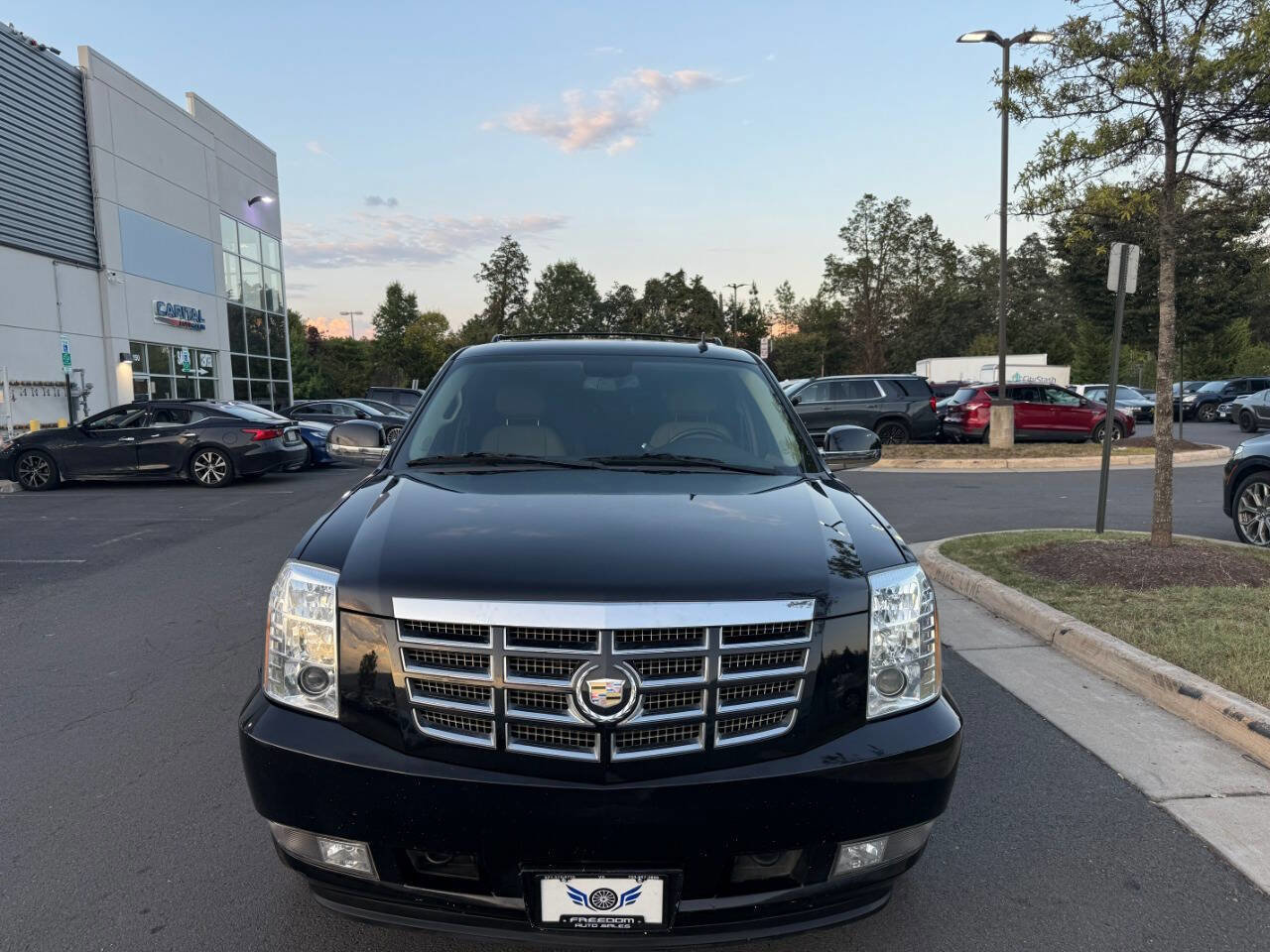 Used 2012 Cadillac Escalade Luxury image 4