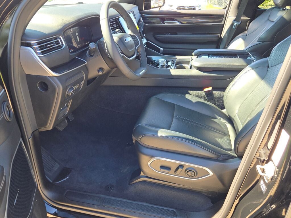 Used 2024 Jeep Wagoneer 4WD w/ Premium Group I image 31