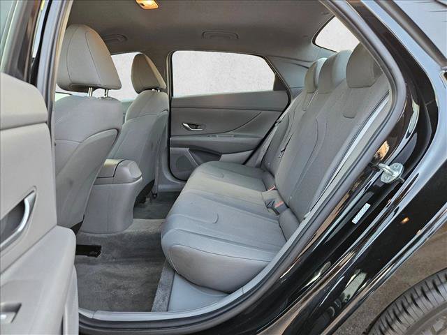 Used 2021 Hyundai Elantra SE FWD image 15