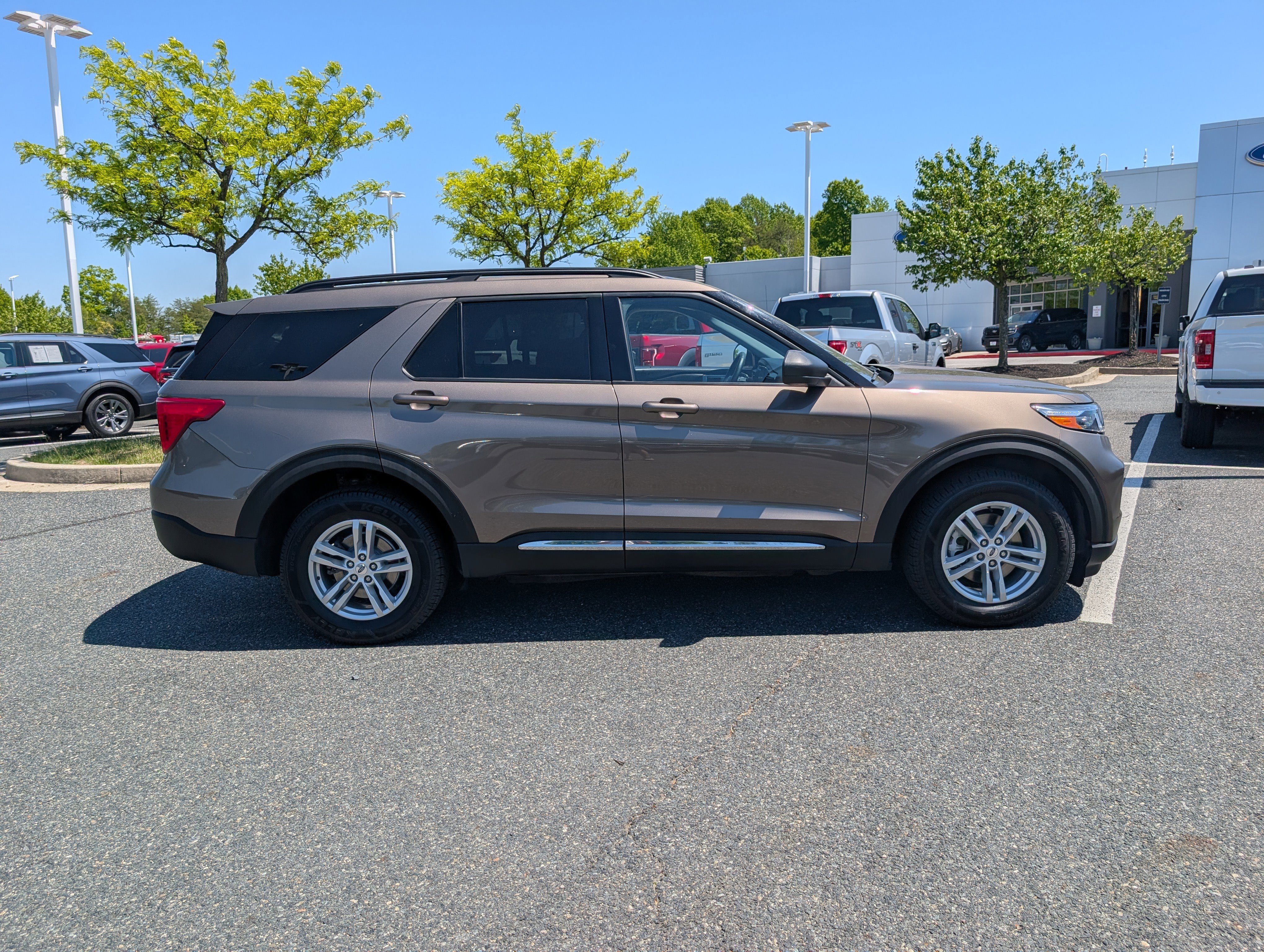 Used 2021 Ford Explorer XLT w/ Equipment Group 202A AWD/4WD image 2
