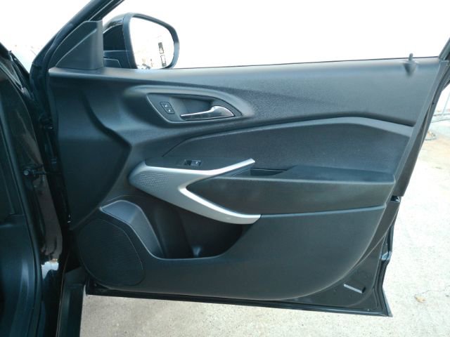 Used 2025 Chevrolet Trax LS w/ LS Convenience Package image 18