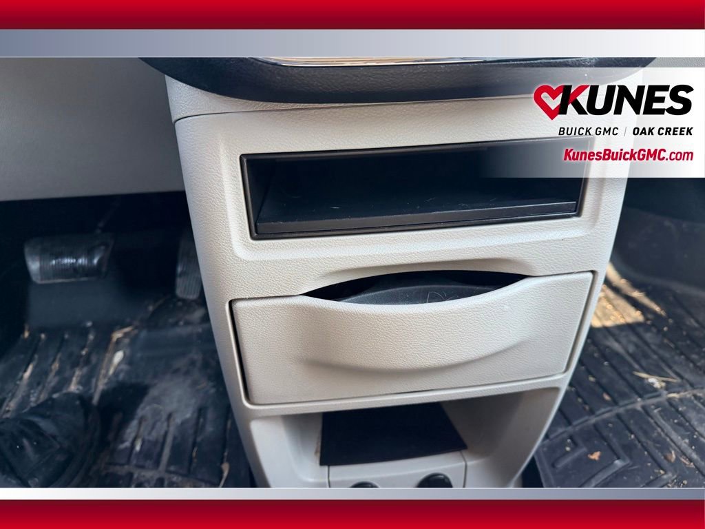 Used 2016 Chrysler Town & Country Touring-L image 18