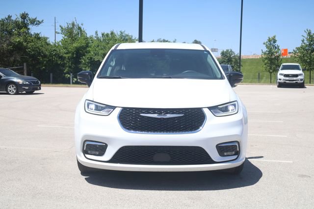 Used 2024 Chrysler Pacifica Touring-L FWD image 3