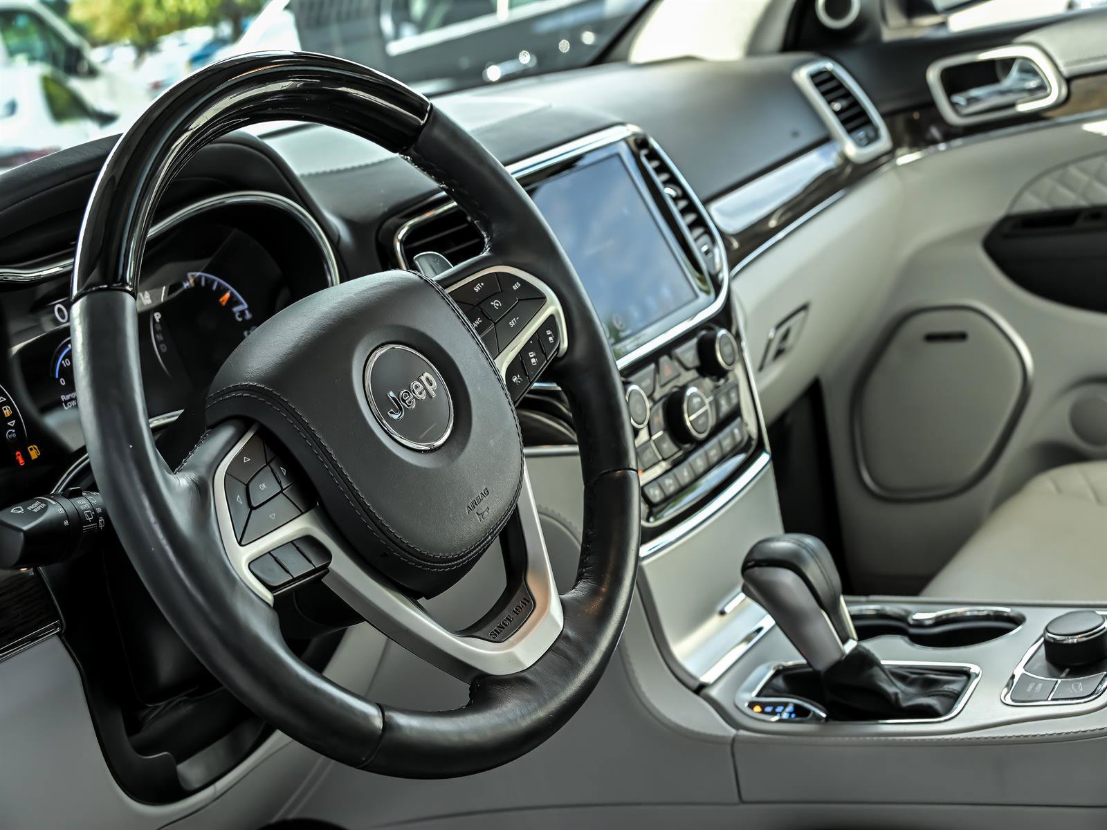 Used 2019 Jeep Grand Cherokee Summit AWD/4WD image 17