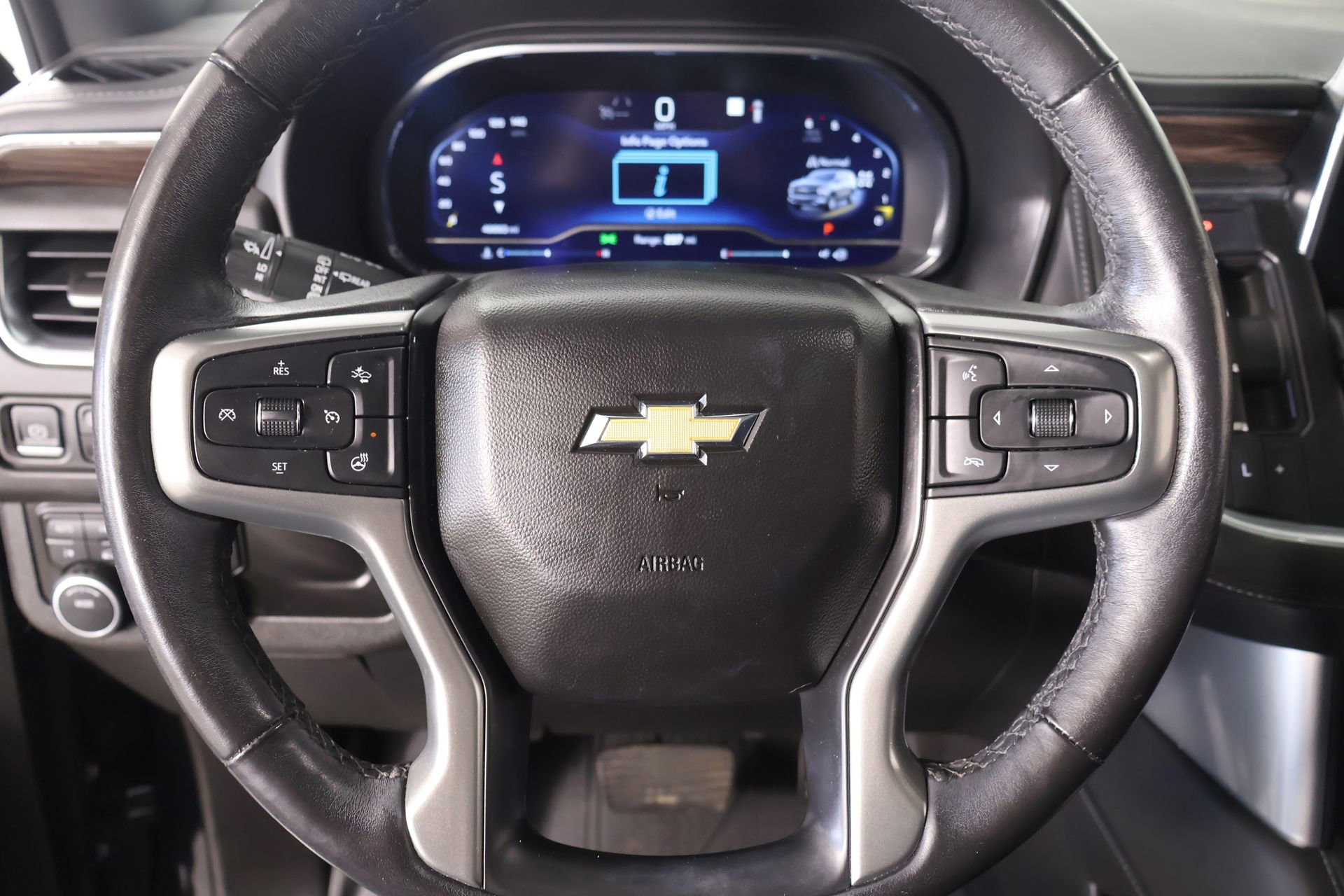 Used 2023 Chevrolet Suburban LT w/ Luxury Package image 2