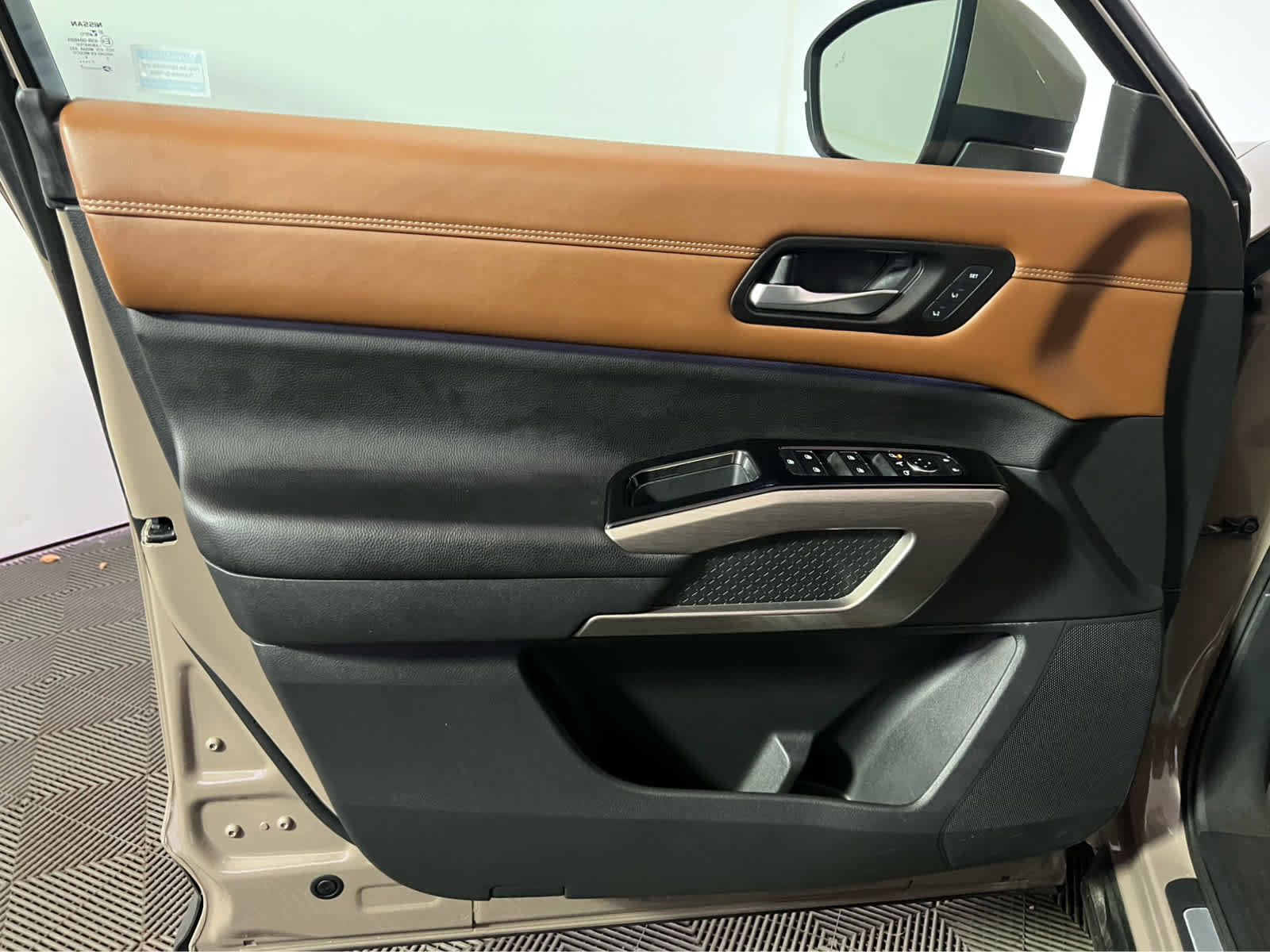 Used 2023 Nissan Pathfinder Platinum image 23