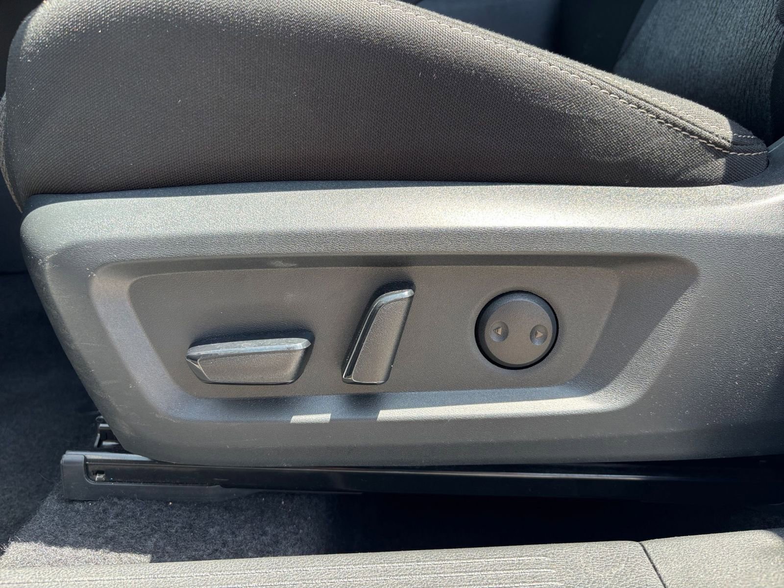Used 2025 Nissan Rogue SV FWD image 22