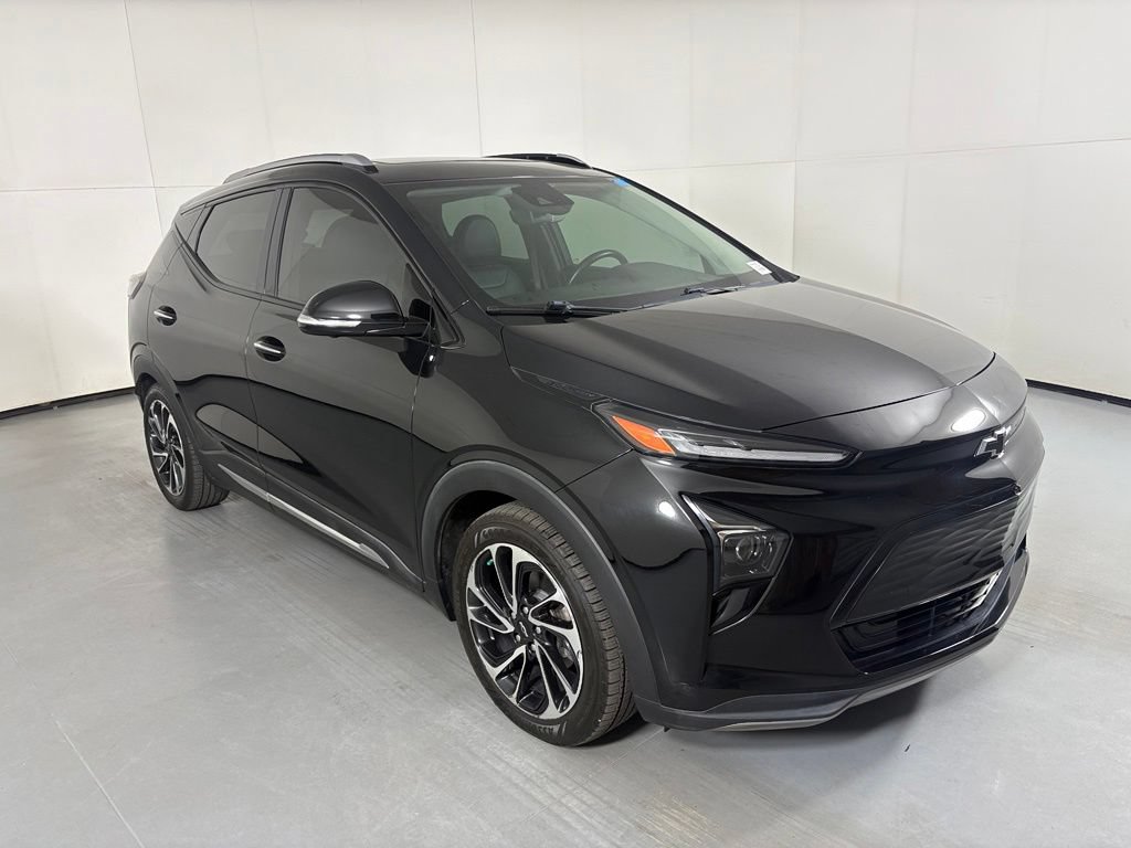 Used 2022 Chevrolet Bolt EUV Premier w/ Sun & Sound Package FWD image 2