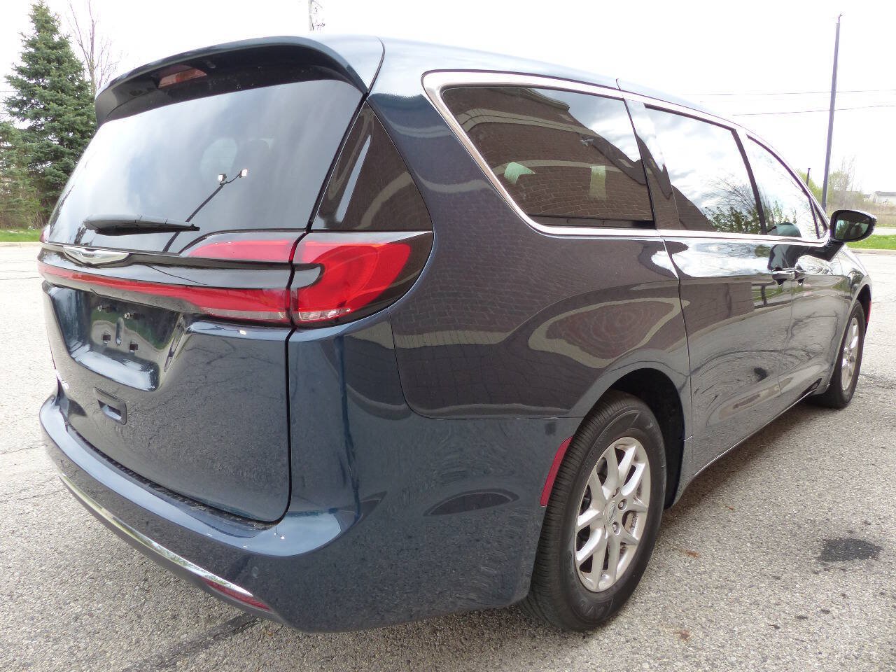 Used 2025 Chrysler Pacifica Select FWD image 9