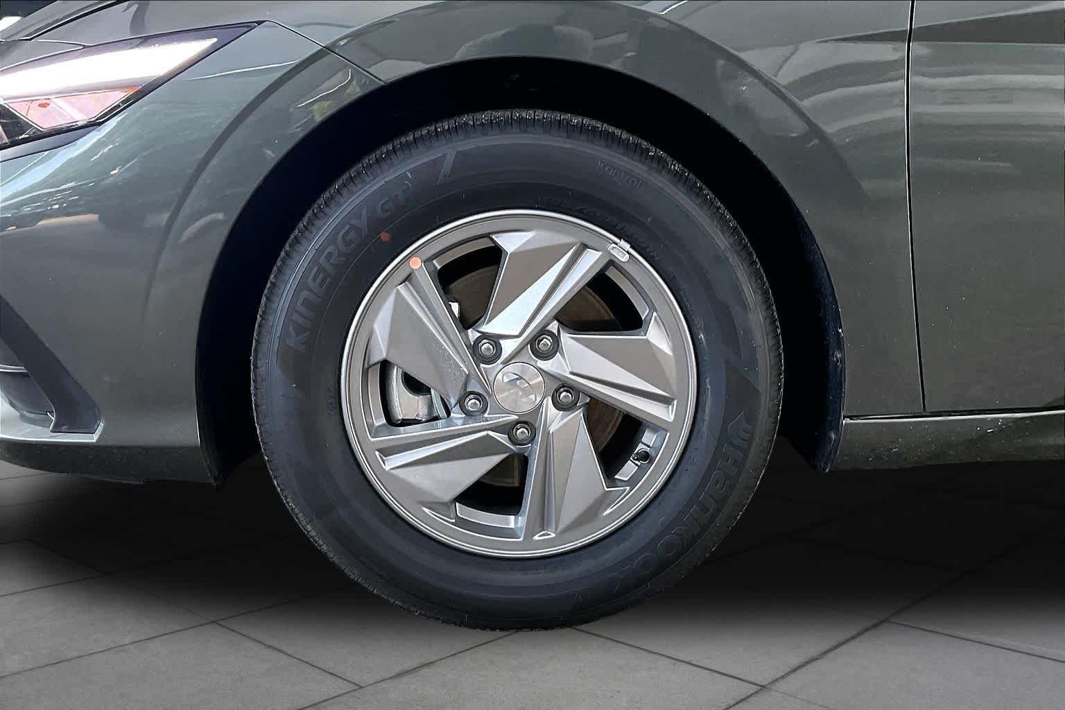 Certified 2026 Hyundai Elantra SE FWD image 11