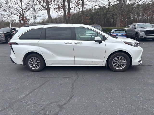 Used 2024 Toyota Sienna XLE image 5
