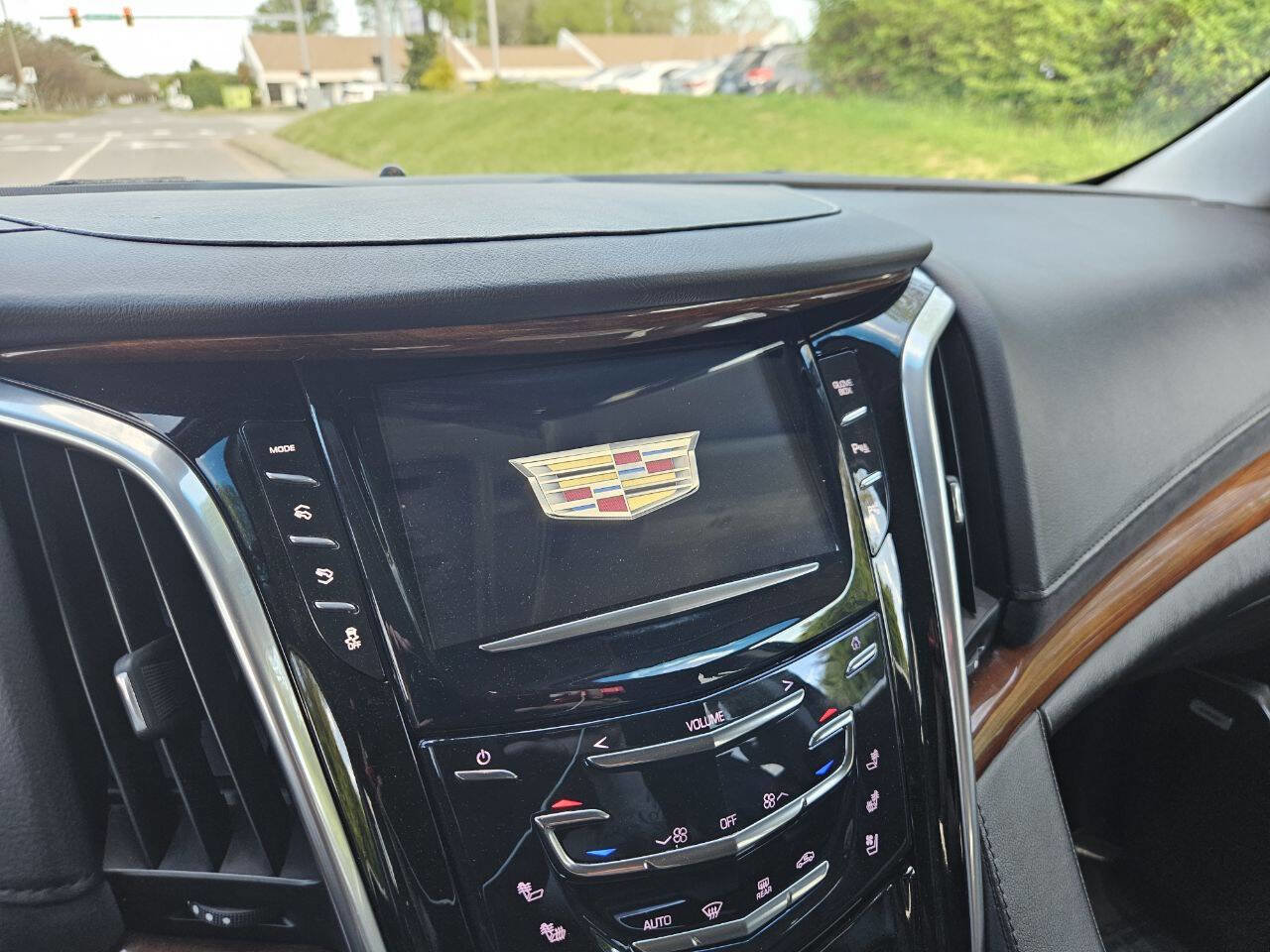 Used 2019 Cadillac Escalade ESV 4WD image 21