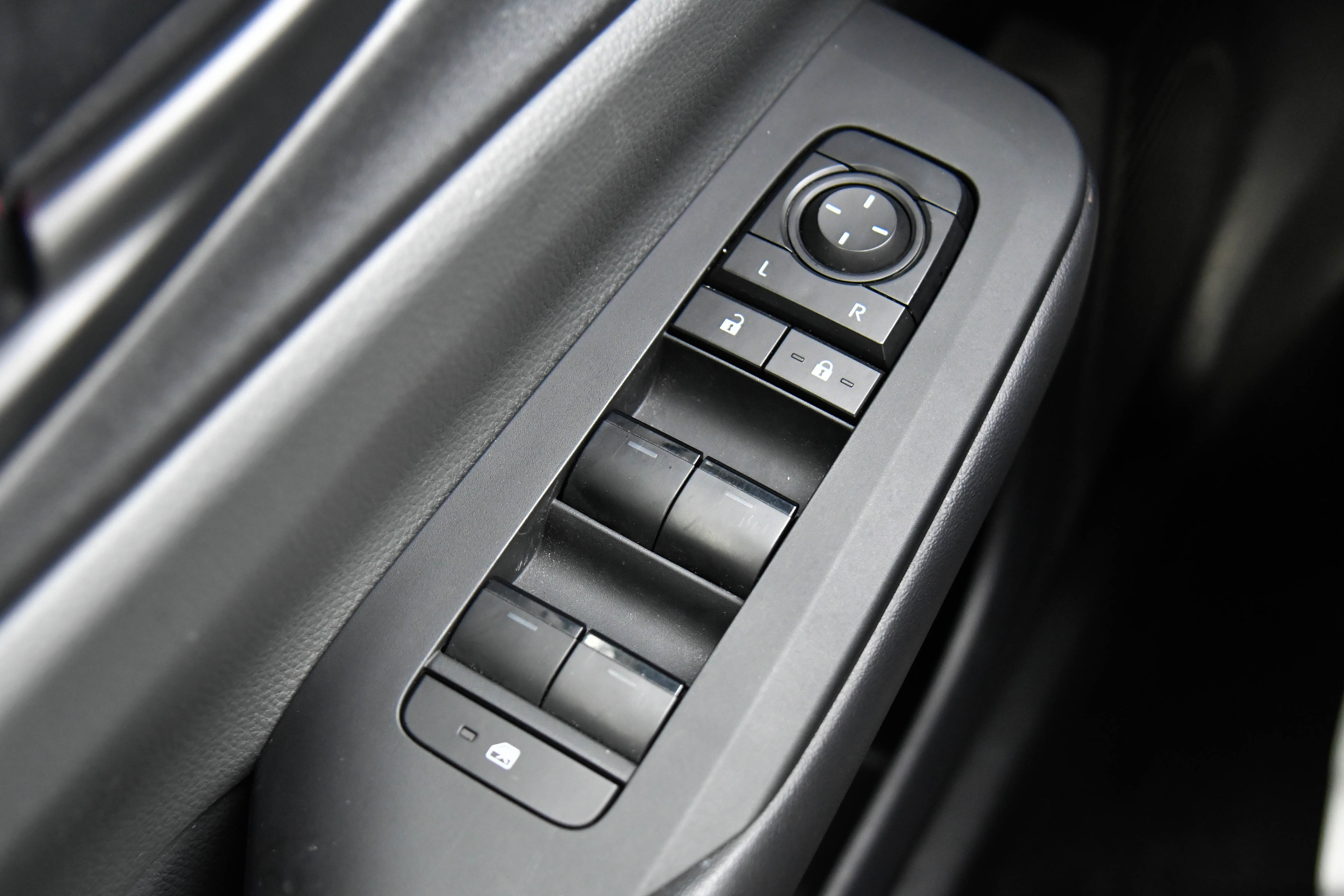 Used 2024 Toyota Prius LE image 32