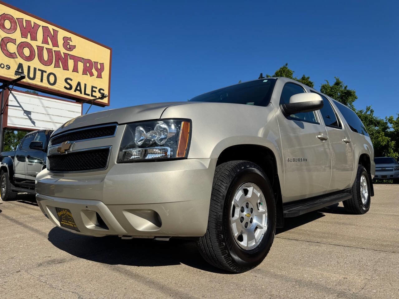 Used 2013 Chevrolet Suburban LS RWD image 1