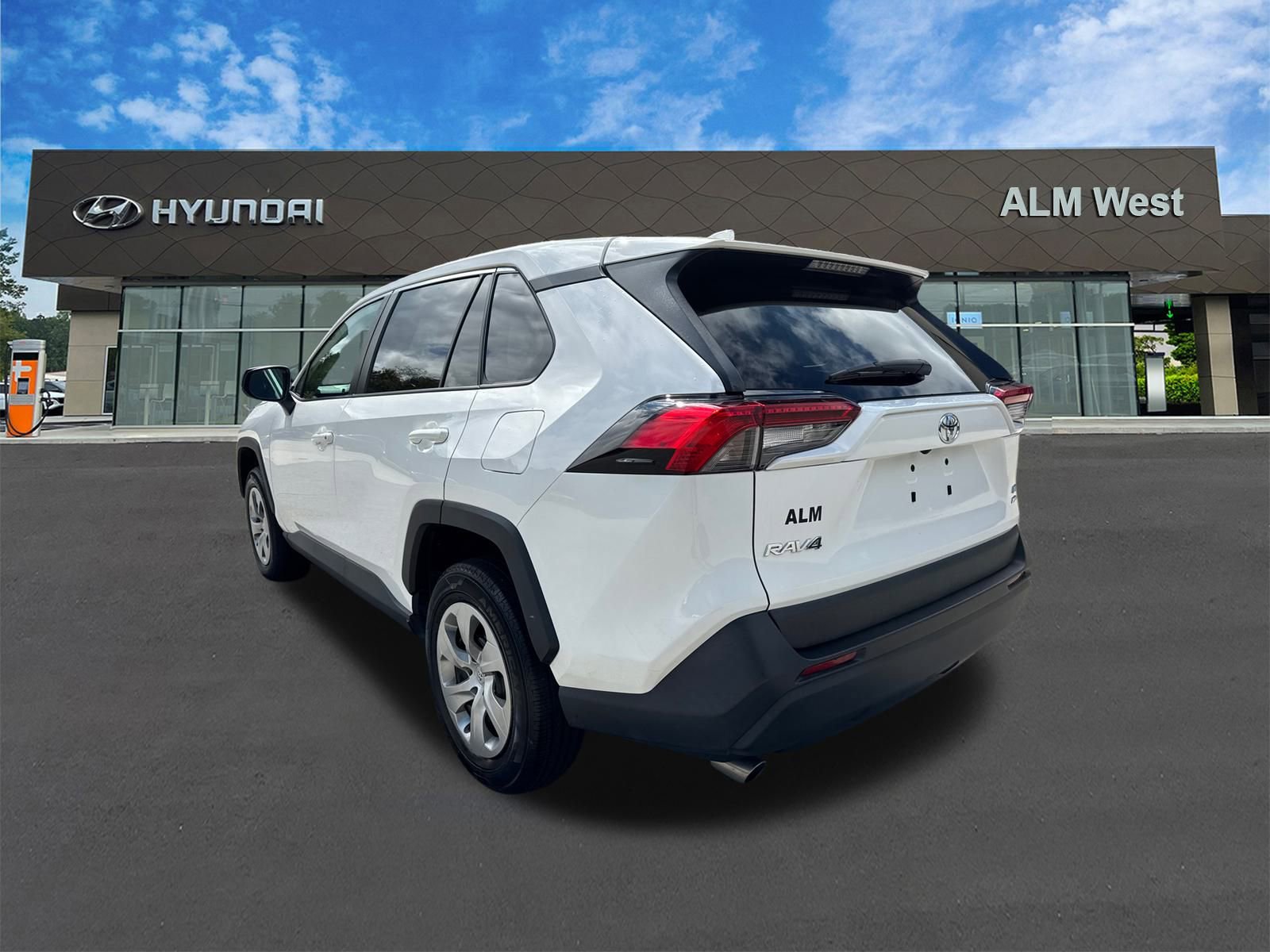 Used 2022 Toyota RAV4 LE image 7