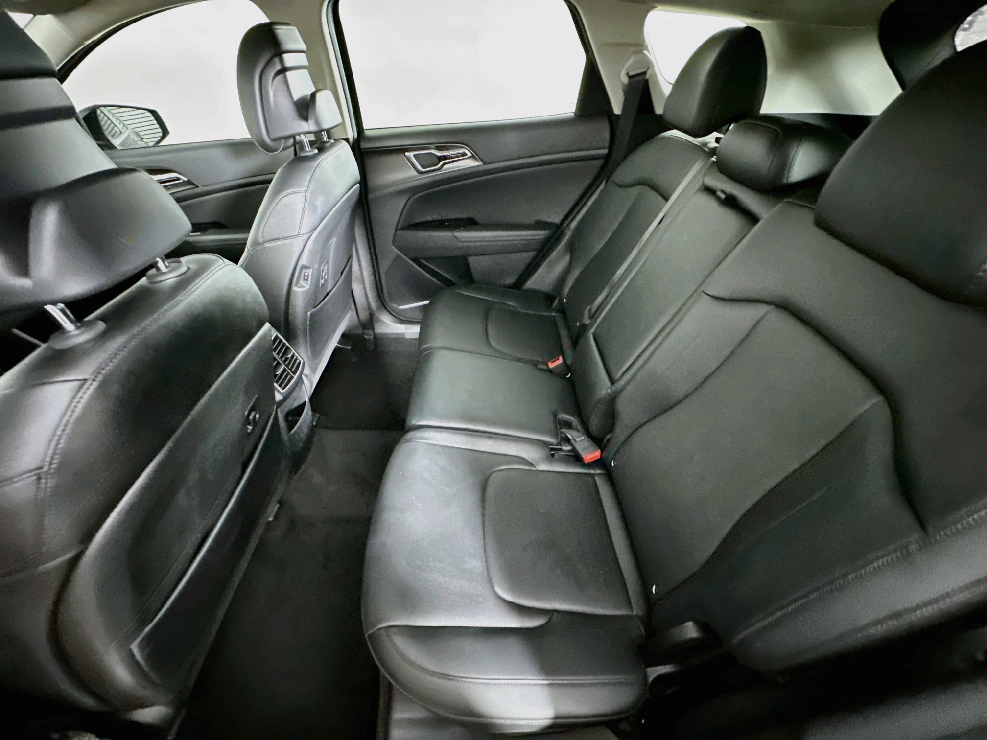 Used 2025 Kia Sportage EX FWD image 28