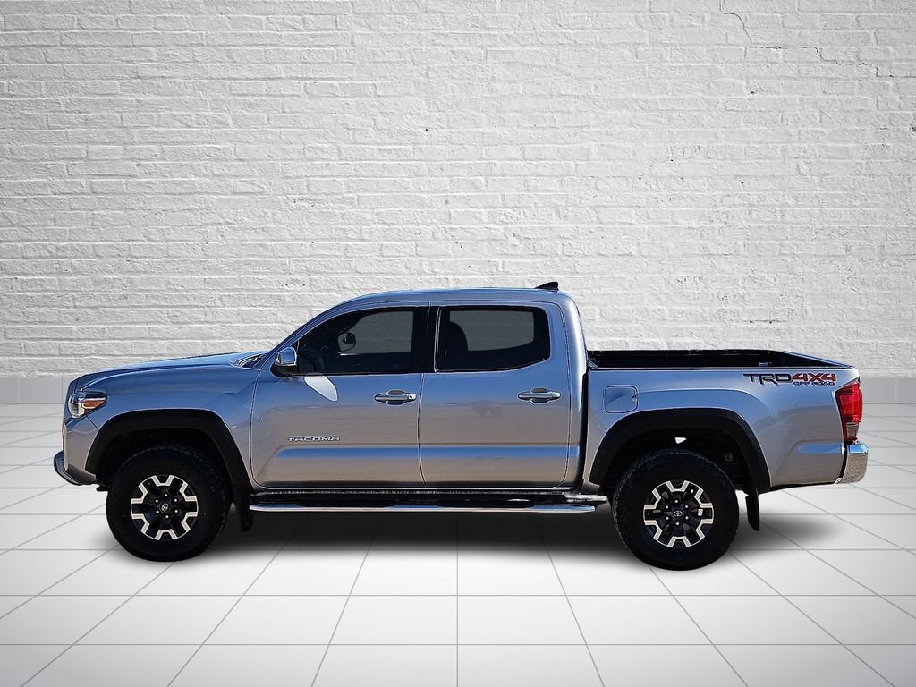 Used 2017 Toyota Tacoma TRD Off-Road w/ Tow Package (A/T) AWD/4WD image 2