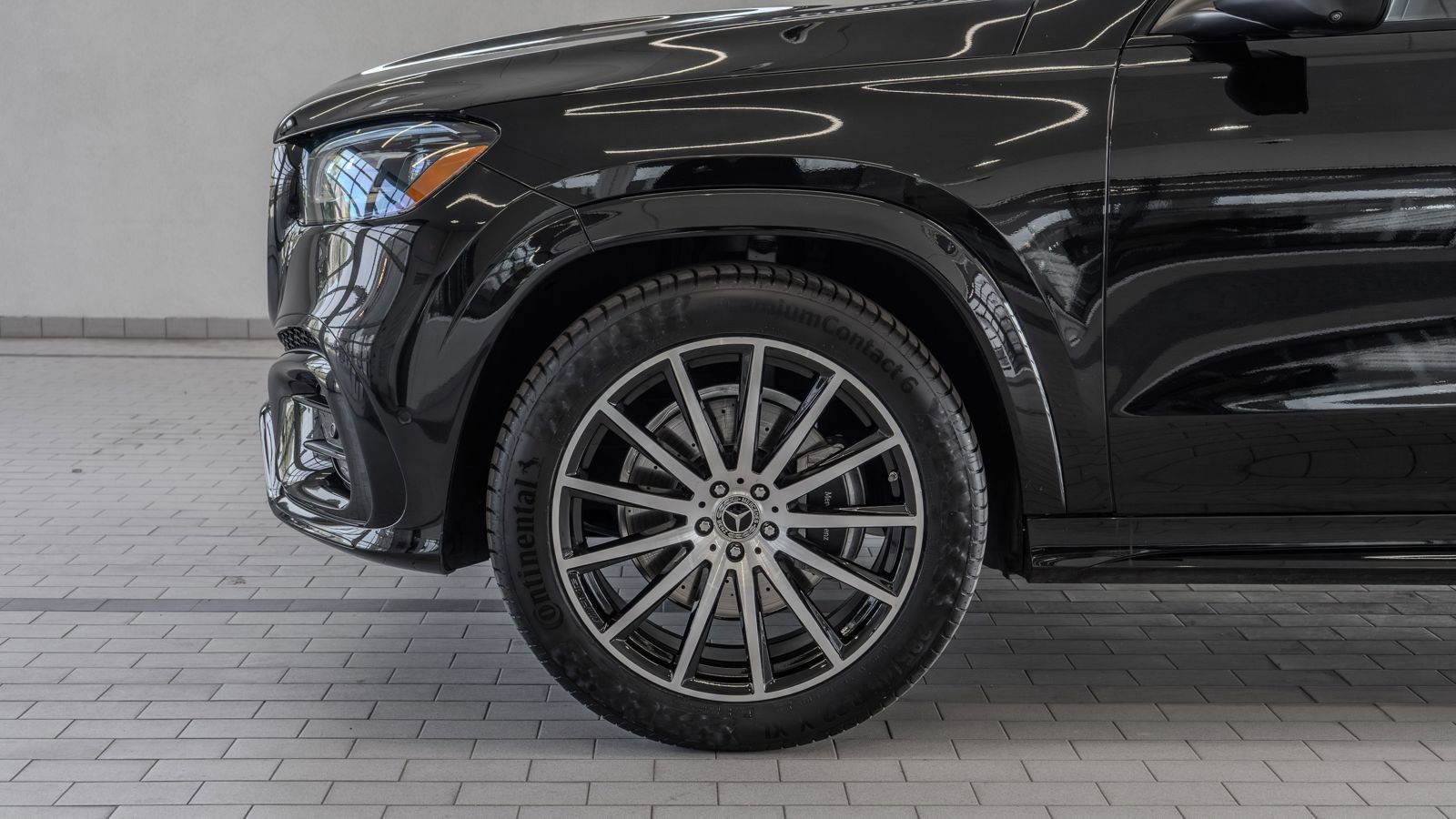 Used 2025 Mercedes-Benz GLS 450 4MATIC w/ AMG Line Exterior image 4
