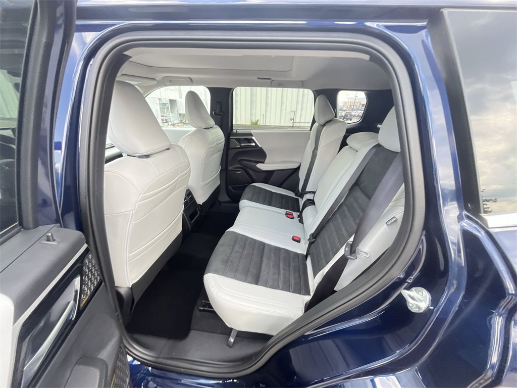 New 2025 Mitsubishi Outlander SE image 23