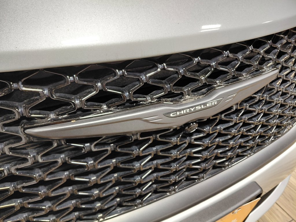 Certified 2026 Chrysler Pacifica Limited w/ S Appearance Package FWD image 30