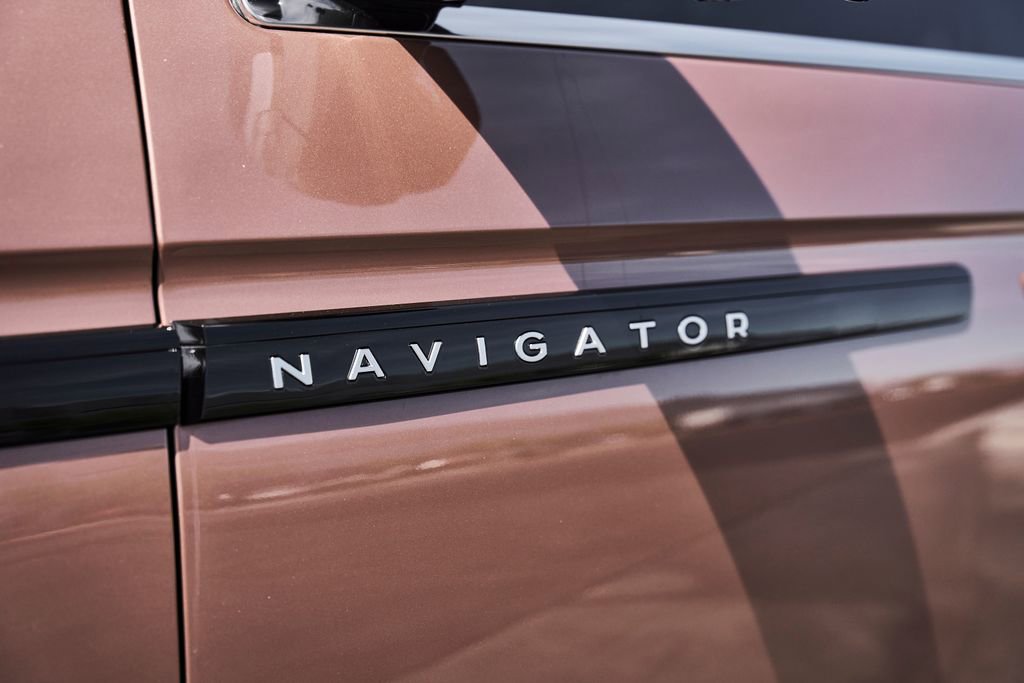 Used 2025 Lincoln Navigator Black Label AWD/4WD image 8