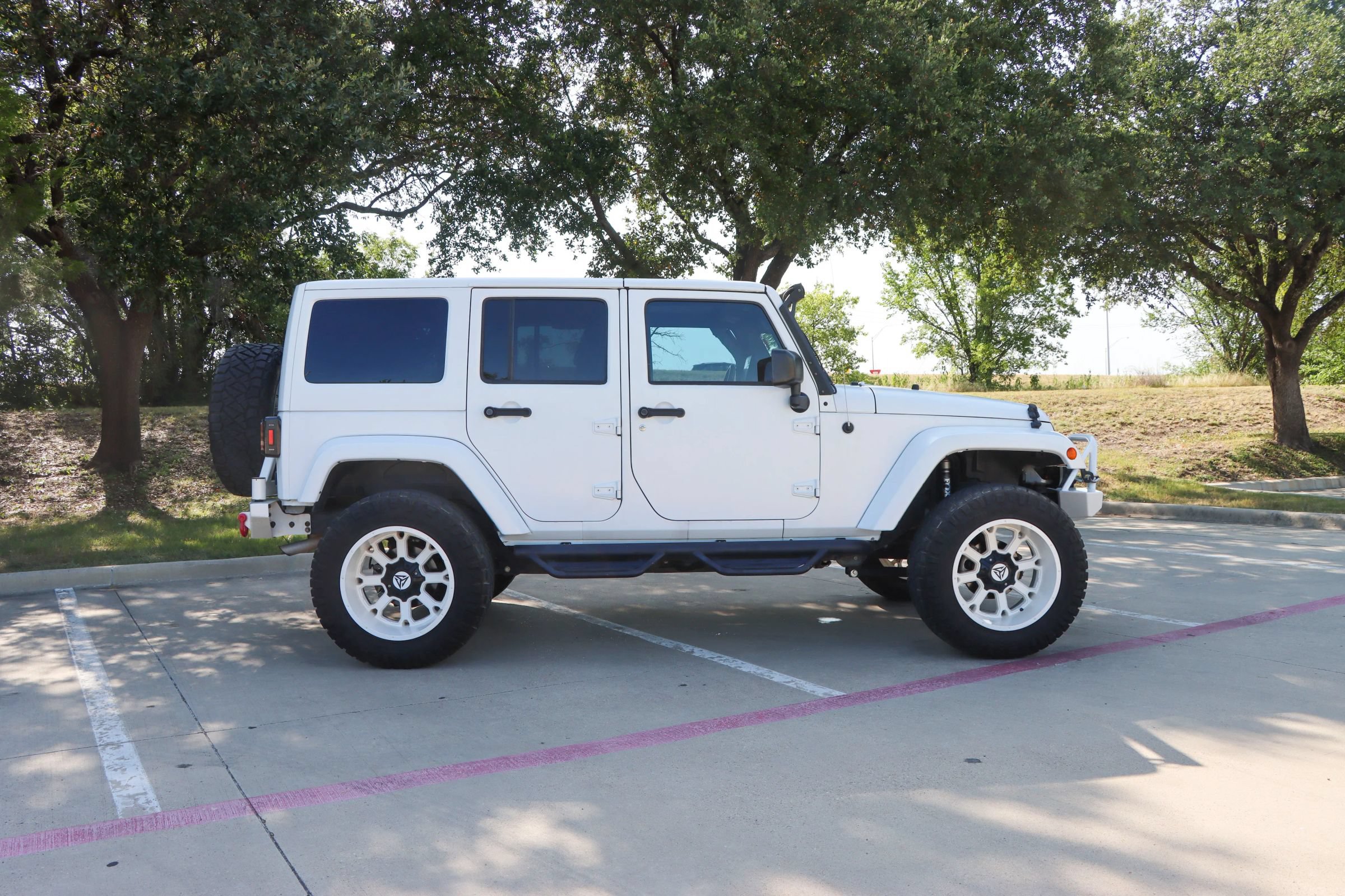 Used 2015 Jeep Wrangler Unlimited Sahara w/ Connectivity Group AWD/4WD image 8