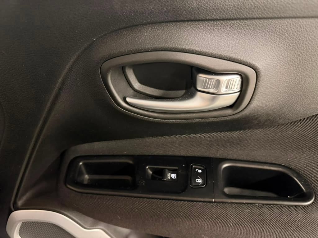 Used 2018 Jeep Renegade Latitude w/ Cold Weather Group AWD/4WD image 40
