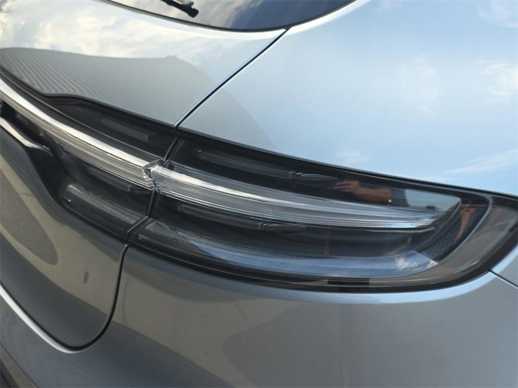 Certified 2025 Porsche Macan image 16
