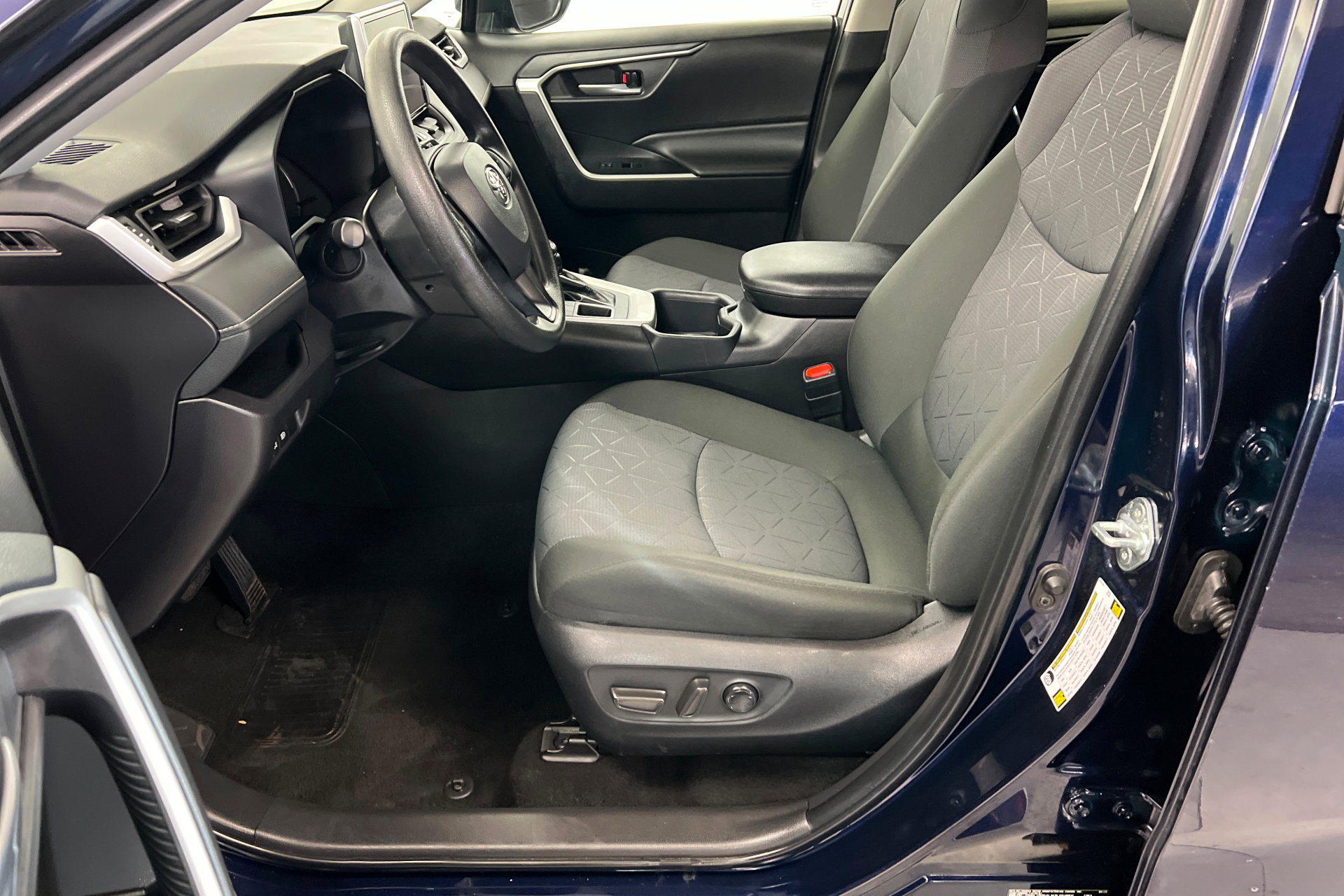 Used 2025 Toyota RAV4 XLE AWD/4WD image 17