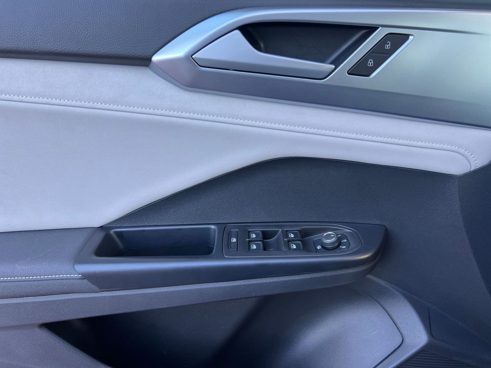 Used 2025 Volkswagen Taos SE image 18