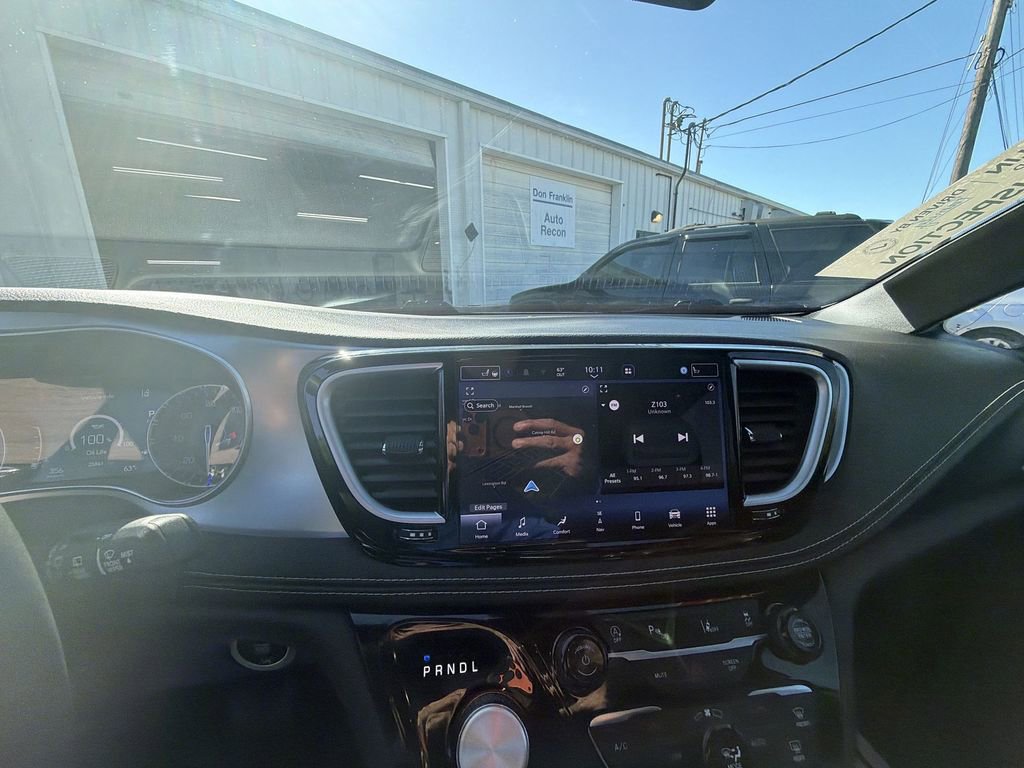 Used 2025 Chrysler Pacifica Limited FWD image 16