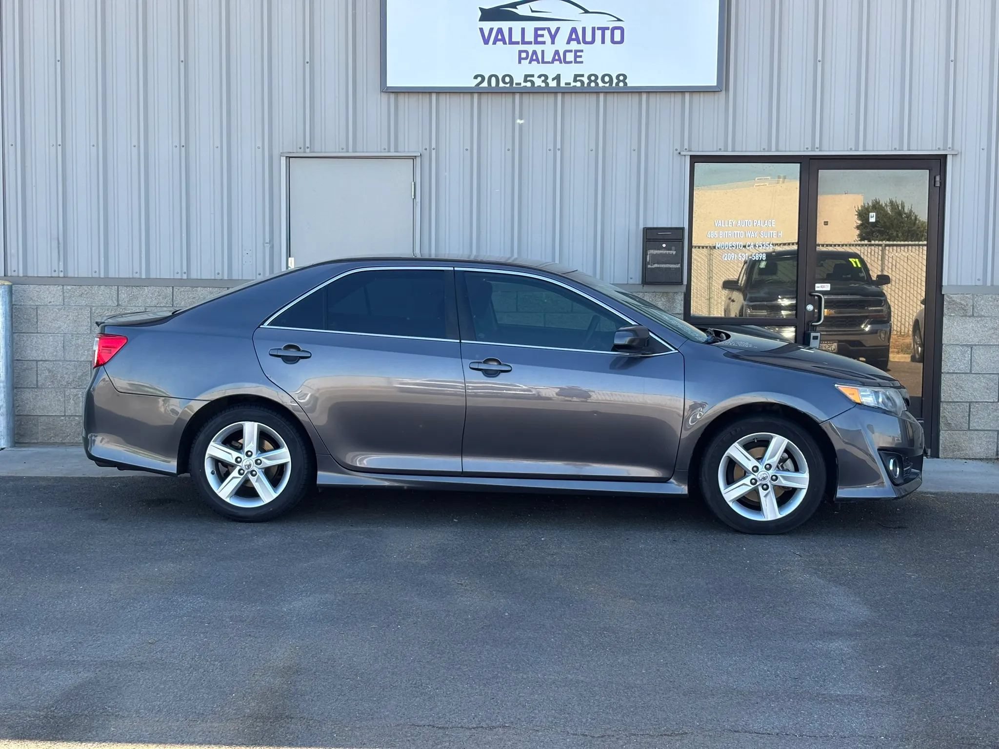 Used 2014 Toyota Camry SE FWD image 2