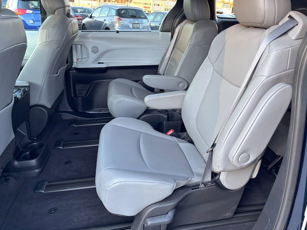 Used 2025 Toyota Sienna XLE image 43
