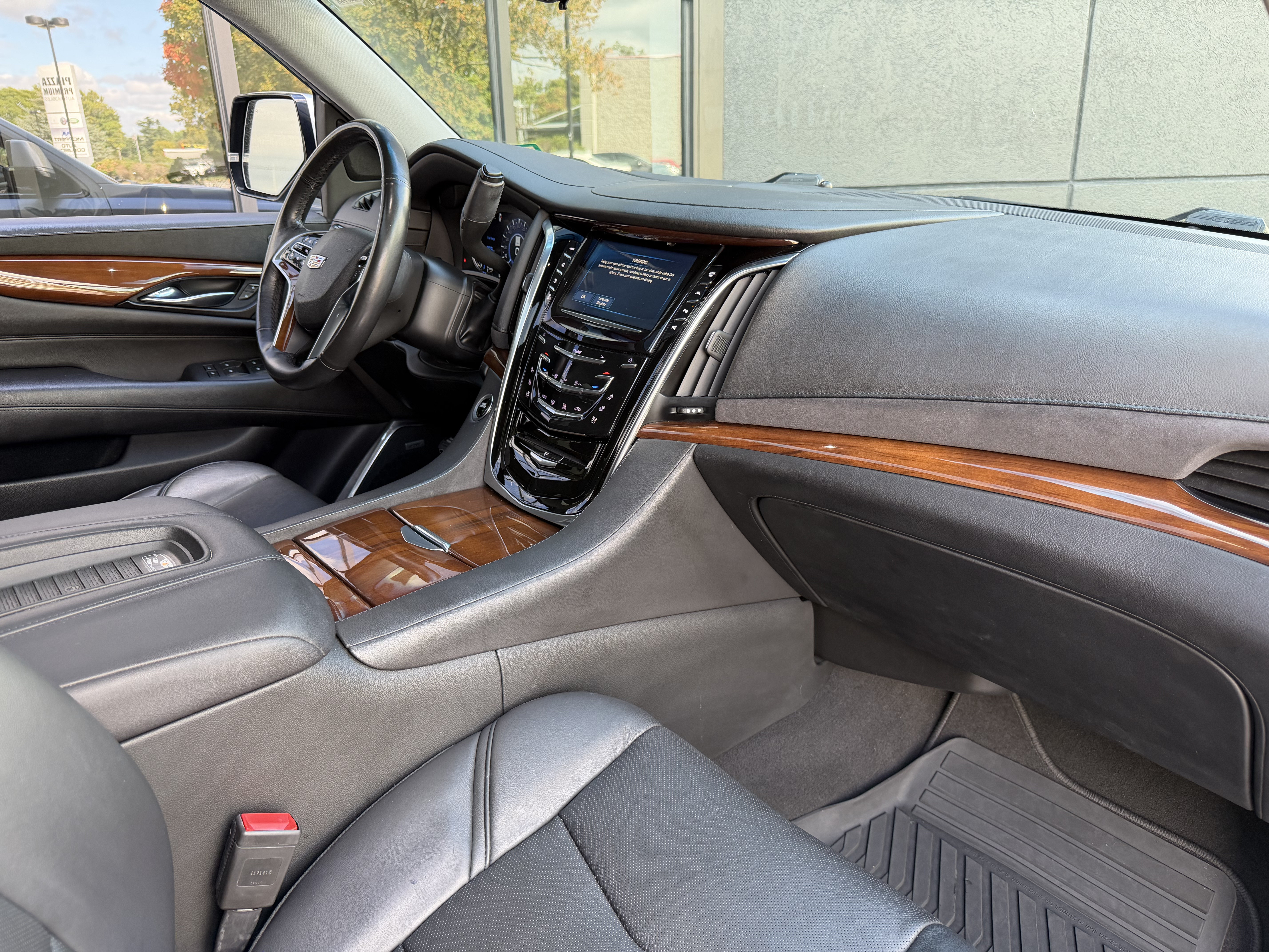 Used 2019 Cadillac Escalade ESV Luxury AWD/4WD image 25
