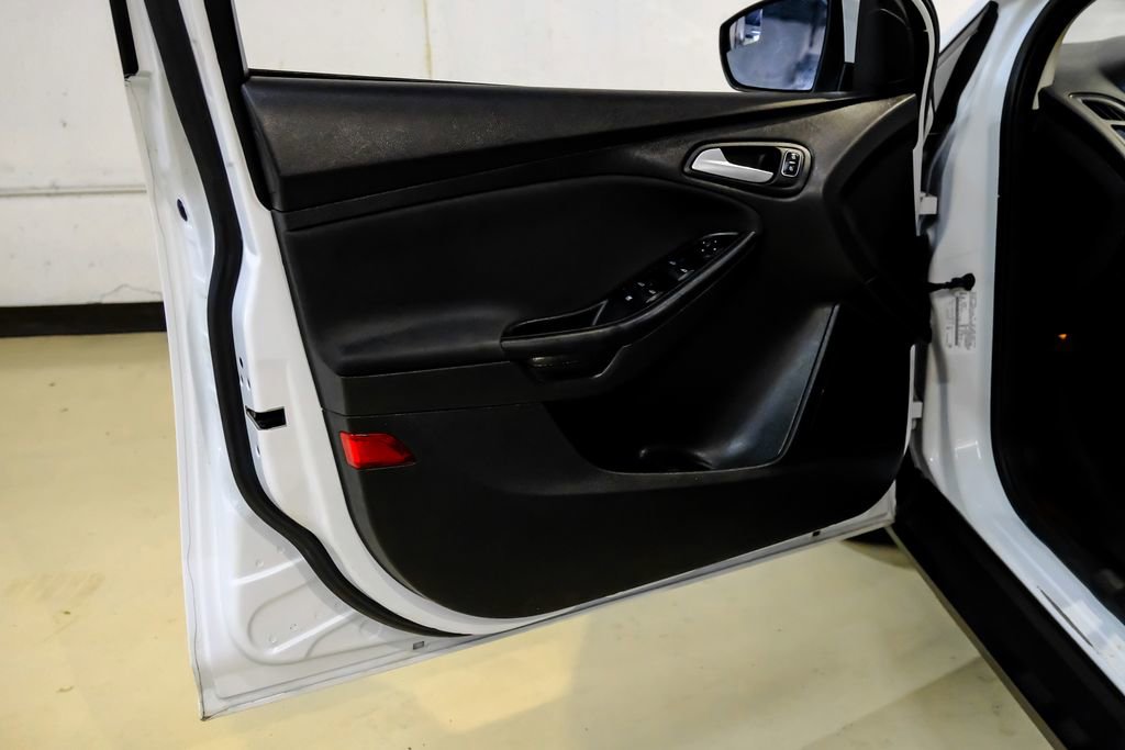 Used 2017 Ford Focus SE FWD image 38