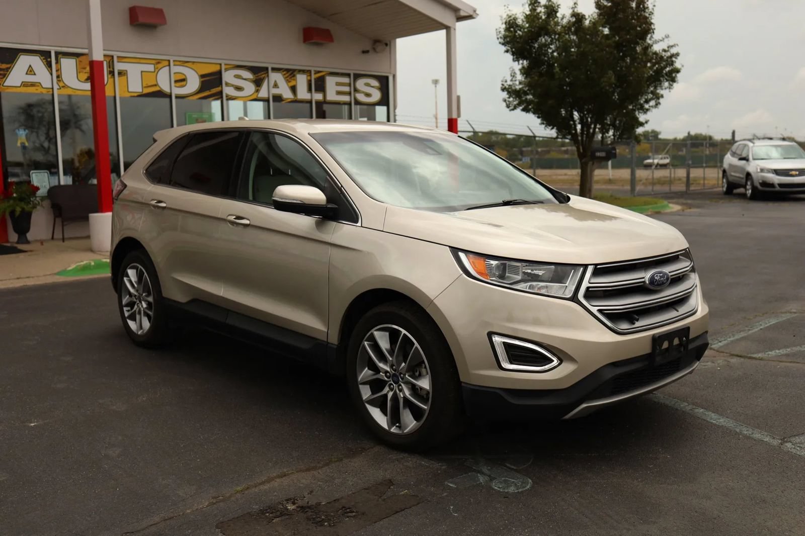 Used 2018 Ford Edge Titanium w/ Ford Safe & Smart Package AWD/4WD image 4