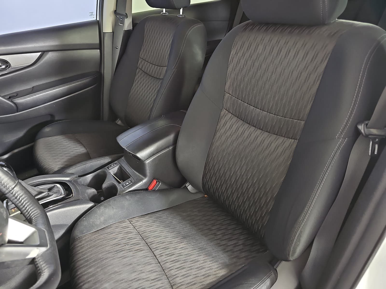 Used 2018 Nissan Rogue SV w/ Premium Package FWD image 14