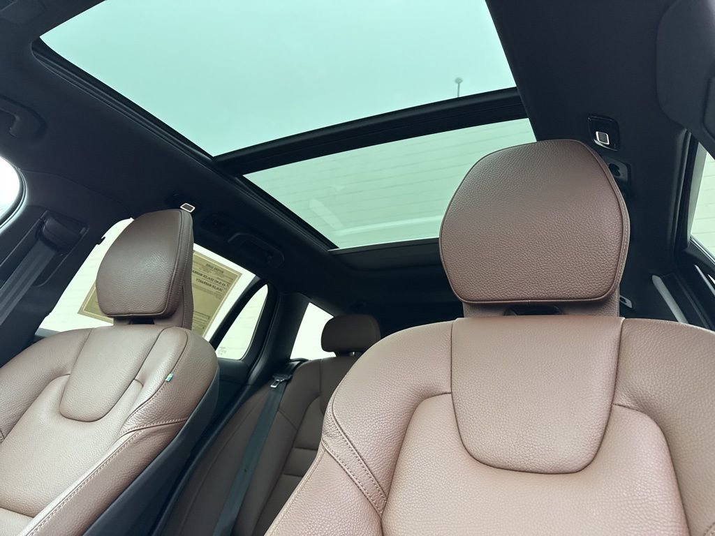 Used 2025 Volvo V60 B5 Cross Country Plus image 33