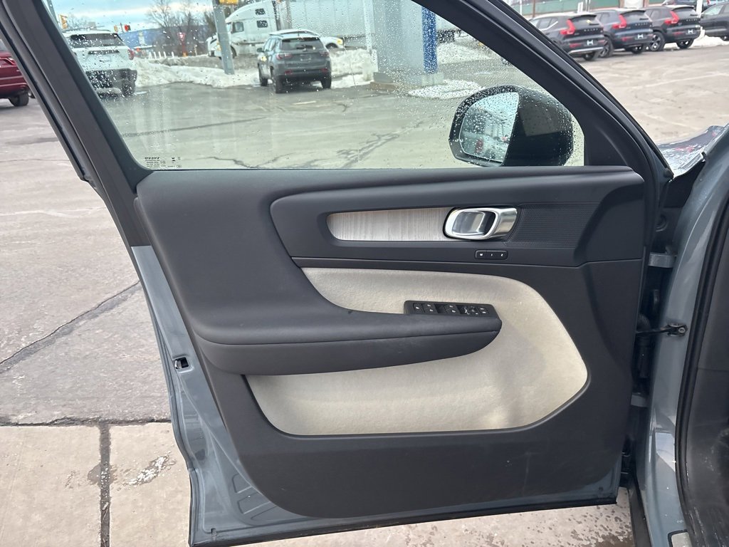 Certified 2023 Volvo XC40 B5 Plus w/ Protection Package Premier image 15