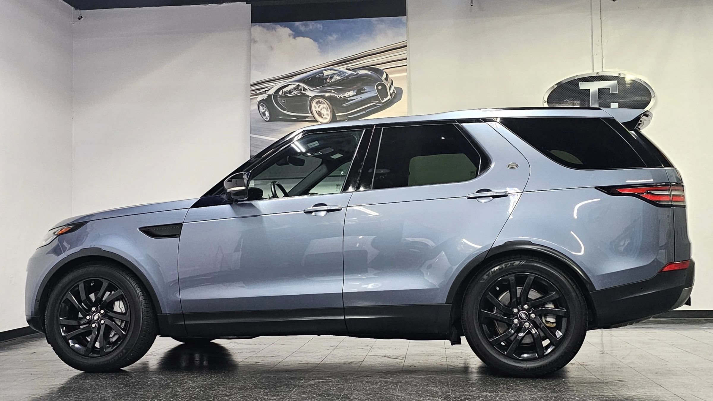 Used 2018 Land Rover Discovery HSE AWD/4WD image 18