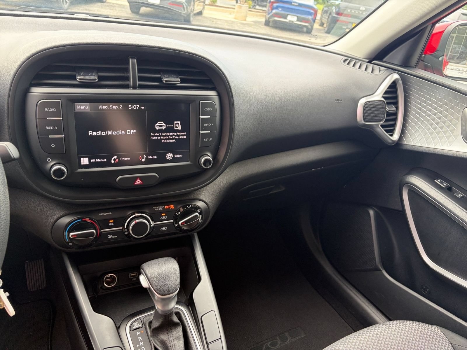 Used 2025 Kia Soul LX w/ LX Technology Package FWD image 31