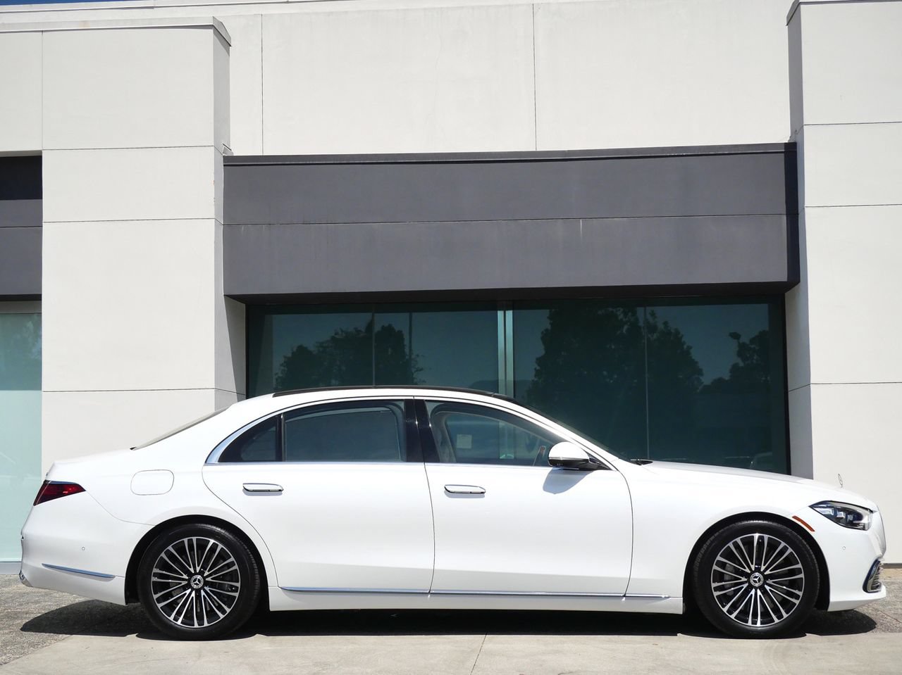 Used 2025 Mercedes-Benz S 580e 4MATIC Sedan image 4