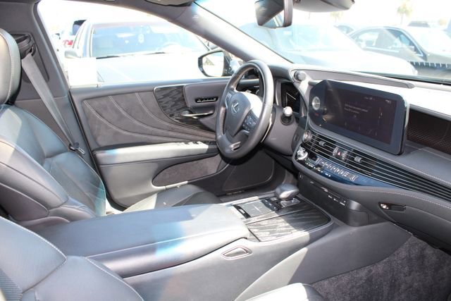 Certified 2022 Lexus LS 500 w/ Accessory Package (Z2) RWD image 5