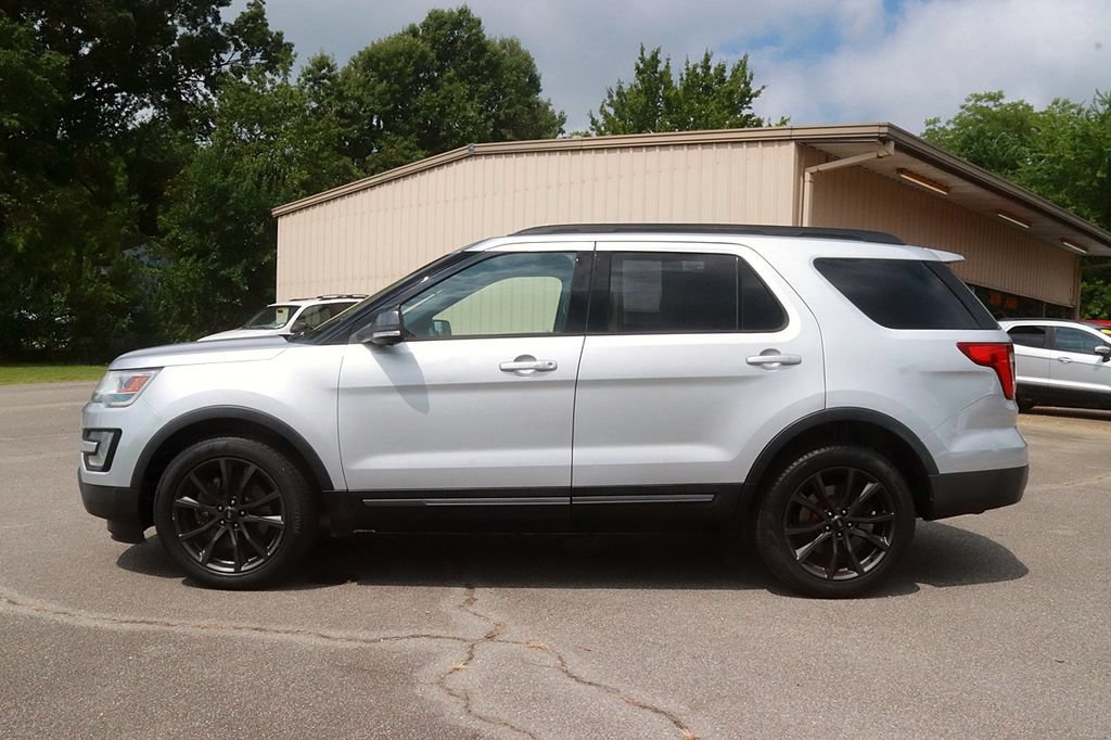Used 2017 Ford Explorer XLT w/ Equipment Group 202A AWD/4WD image 4