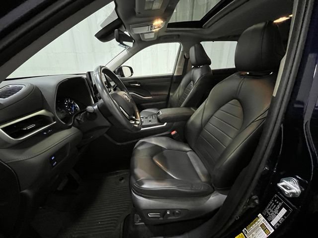 Used 2021 Toyota Highlander XLE AWD/4WD image 9